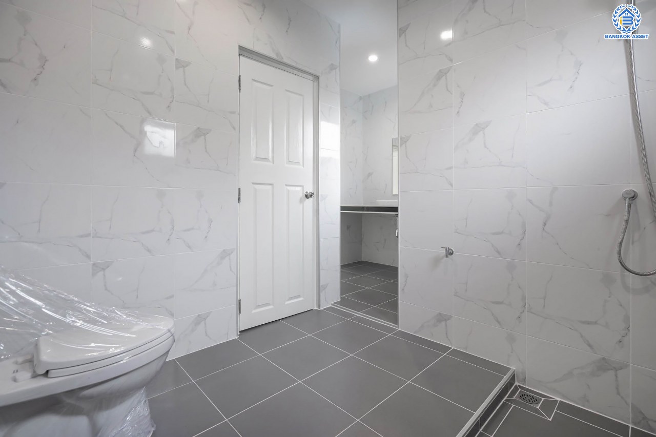 บ้านมือสองตกแต่งใหม่ โครงการ ปัญจทรัพย์พาร์ค ปิ่นเกล้า เนื้อที่ 60 ตร.ว. พื้นที่ใช้สอยมากกว่า 286.47 ตร.ม. ฟังก์ชันจัดเต็ม 4 ห้องนอน 2 ห้องน้ำ จอดรถได้ 2 คัน ตอบโจทย์ทุกการเดินทาง บนทำเลศักยภาพ ติดถนนบรมราชชนนี เชื่อมต่อทางคู่ขนานลอยฟ้า ใกล้รถไฟฟ้าสายสีน้ำเงิน "สถานีบางพลัด"